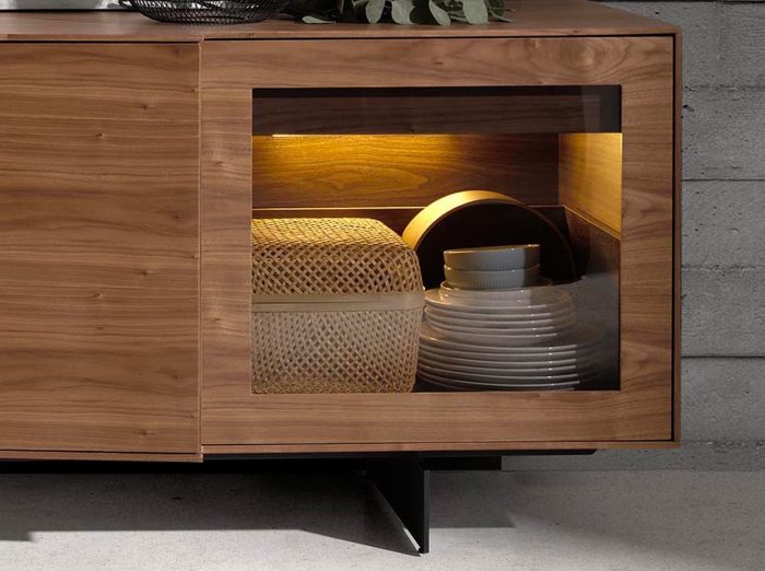 Buffet en noyer et acier noir avec éclairage intérieur – Angel Cerdá