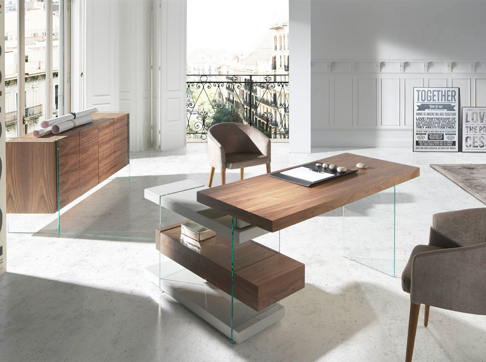 Buffet en noyer et verre trempé – Angel Cerdá