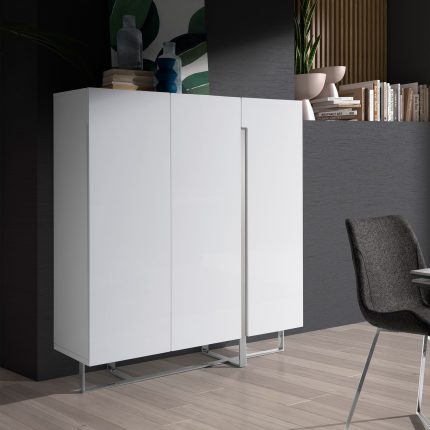 Buffet haut en bois blanc et acier chromé – Angel Cerdá