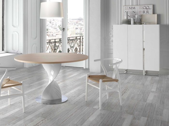Buffet haut en bois blanc et acier chromé – Angel Cerdá