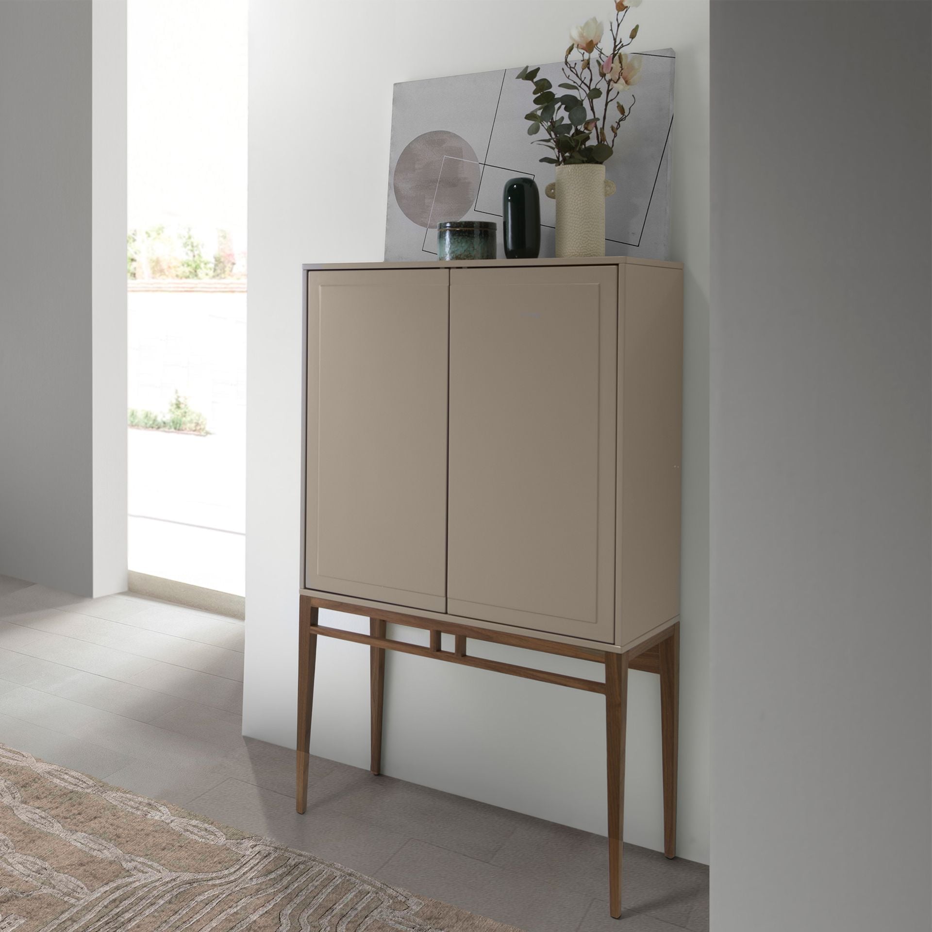 Buffet haut en bois gris et noyer – Angel Cerdá