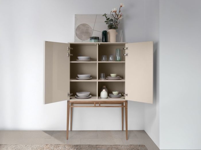 Buffet haut en bois gris et noyer – Angel Cerdá