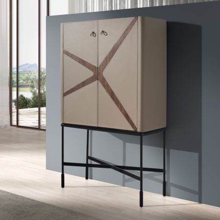 Buffet haut en similicuir, noyer et acier noir – Angel Cerdá