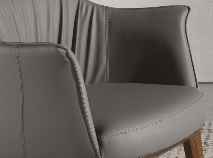 Chaise en simili-cuir grise – Angel Cerdá