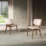 Chaise en similicuir crème – Angel Cerdá