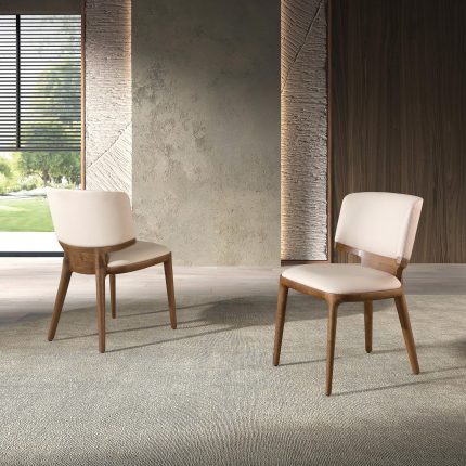Chaise en similicuir crème – Angel Cerdá