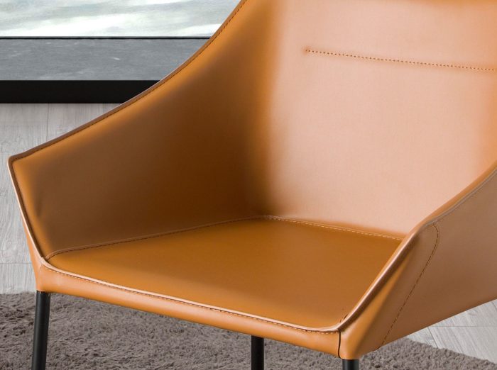 Chaise en similicuir marron – Angel Cerdá