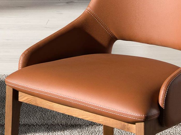 Chaise en similicuir marron – Angel Cerdá