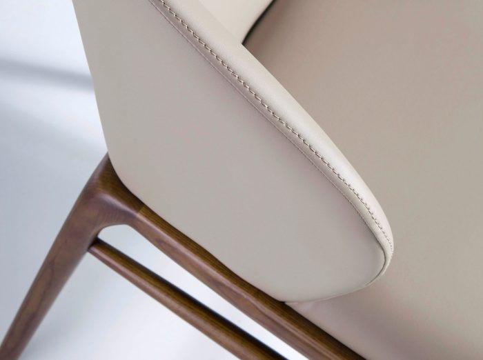 Chaise en similicuir vison foncé – Angel Cerdá