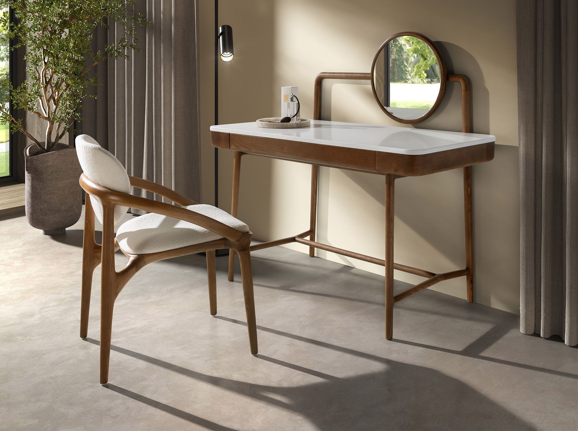 Chaise en tissu blanc cassé – Angel Cerdá