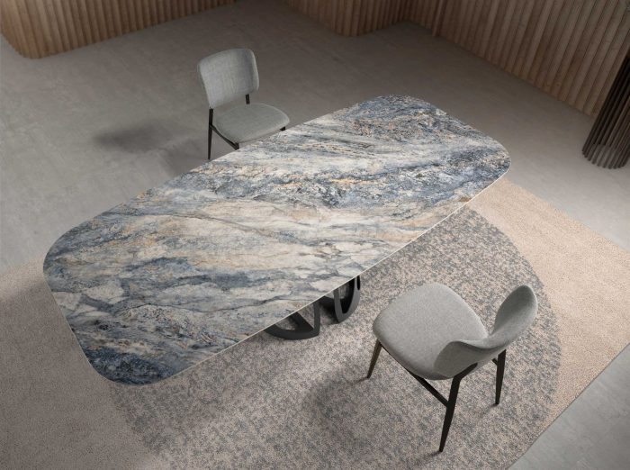 Chaise en tissu gris clair – Angel Cerdá