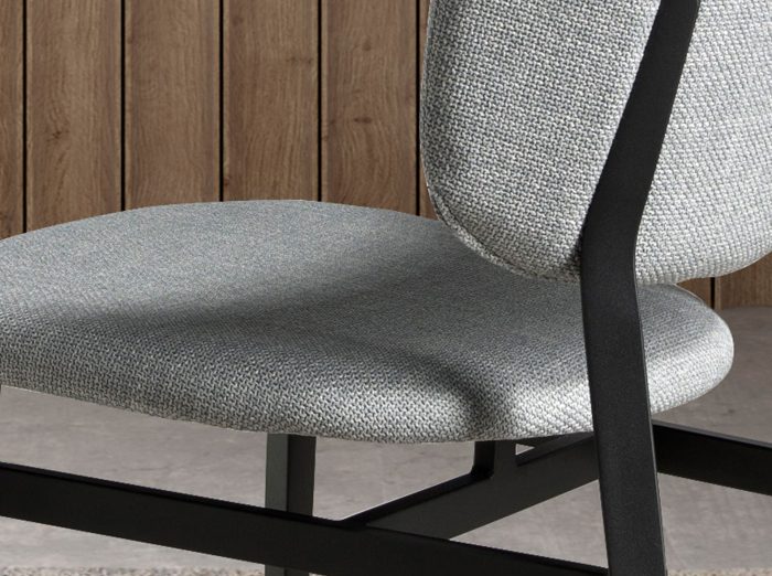 Chaise en tissu gris clair – Angel Cerdá