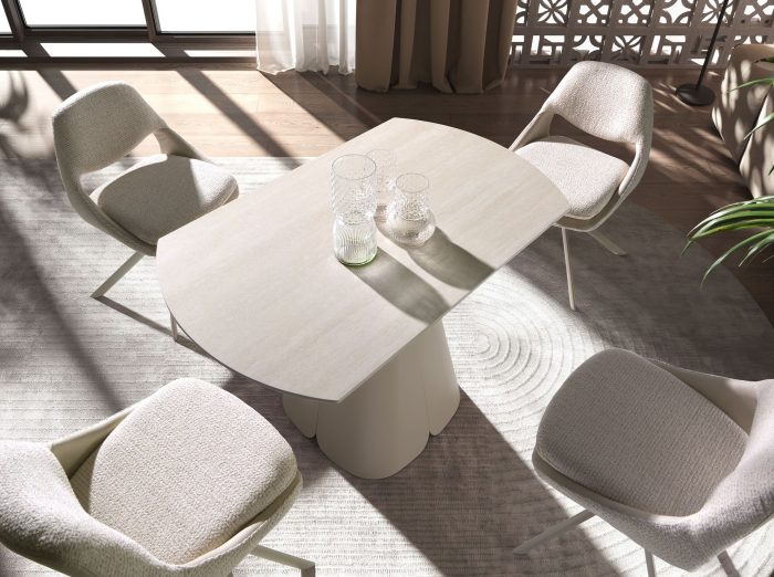 Chaise pivotante en tissu blanc cassé et crème – Angel Cerdá