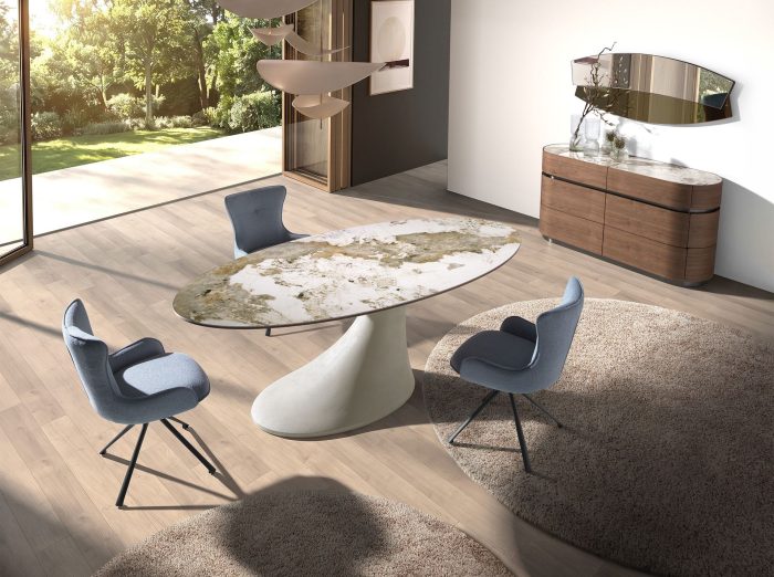 Chaise pivotante en tissu bleu – Angel Cerdá