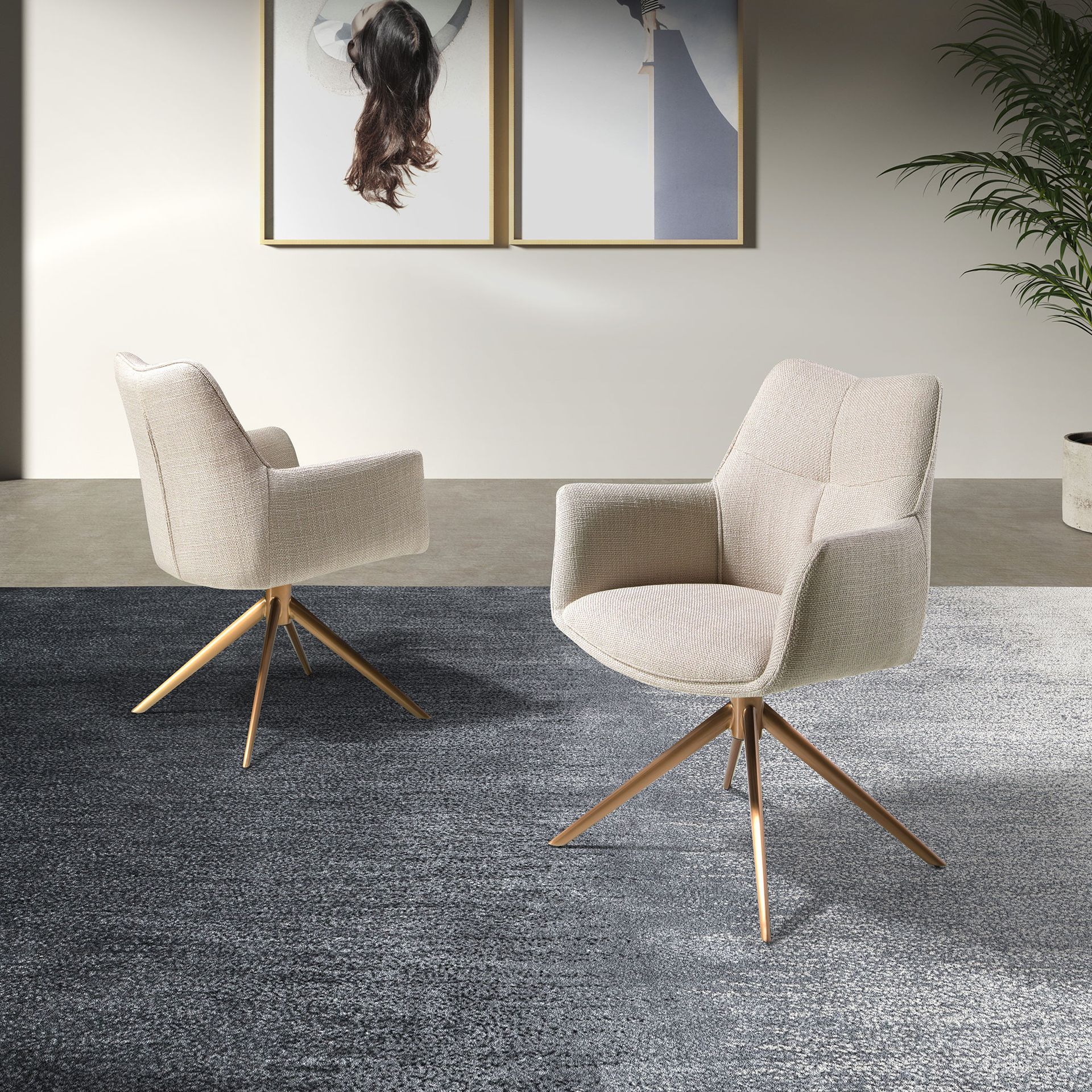 Chaise pivotante en tissu crème – Angel Cerdá