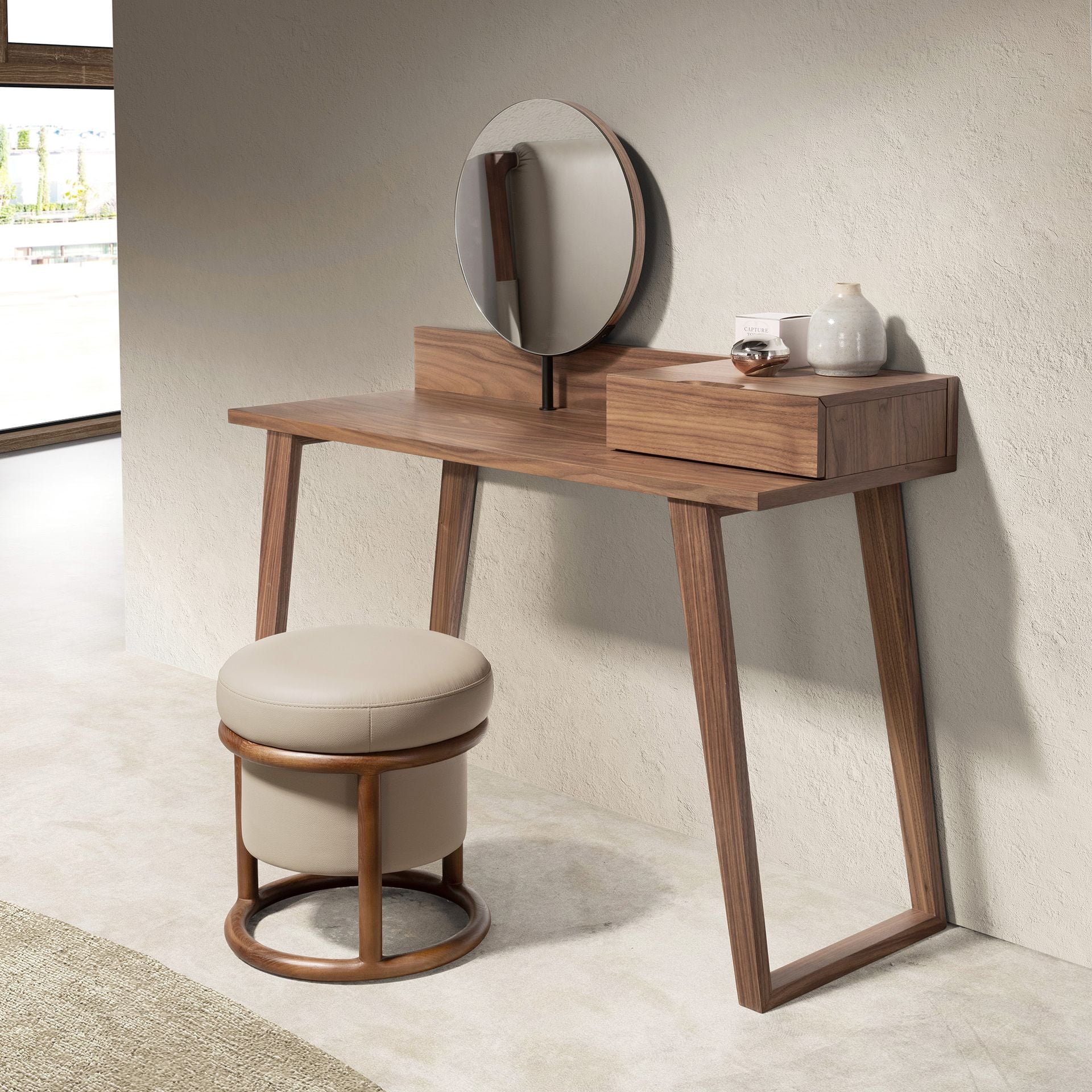 Coiffeuse en noyer avec miroir – Angel Cerdá