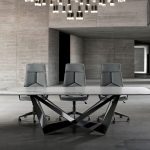 Fauteuil de bureau pivotante en tissu gris clair et pvc noir – Angel Cerdá