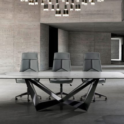 Fauteuil de bureau pivotante en tissu gris clair et pvc noir – Angel Cerdá