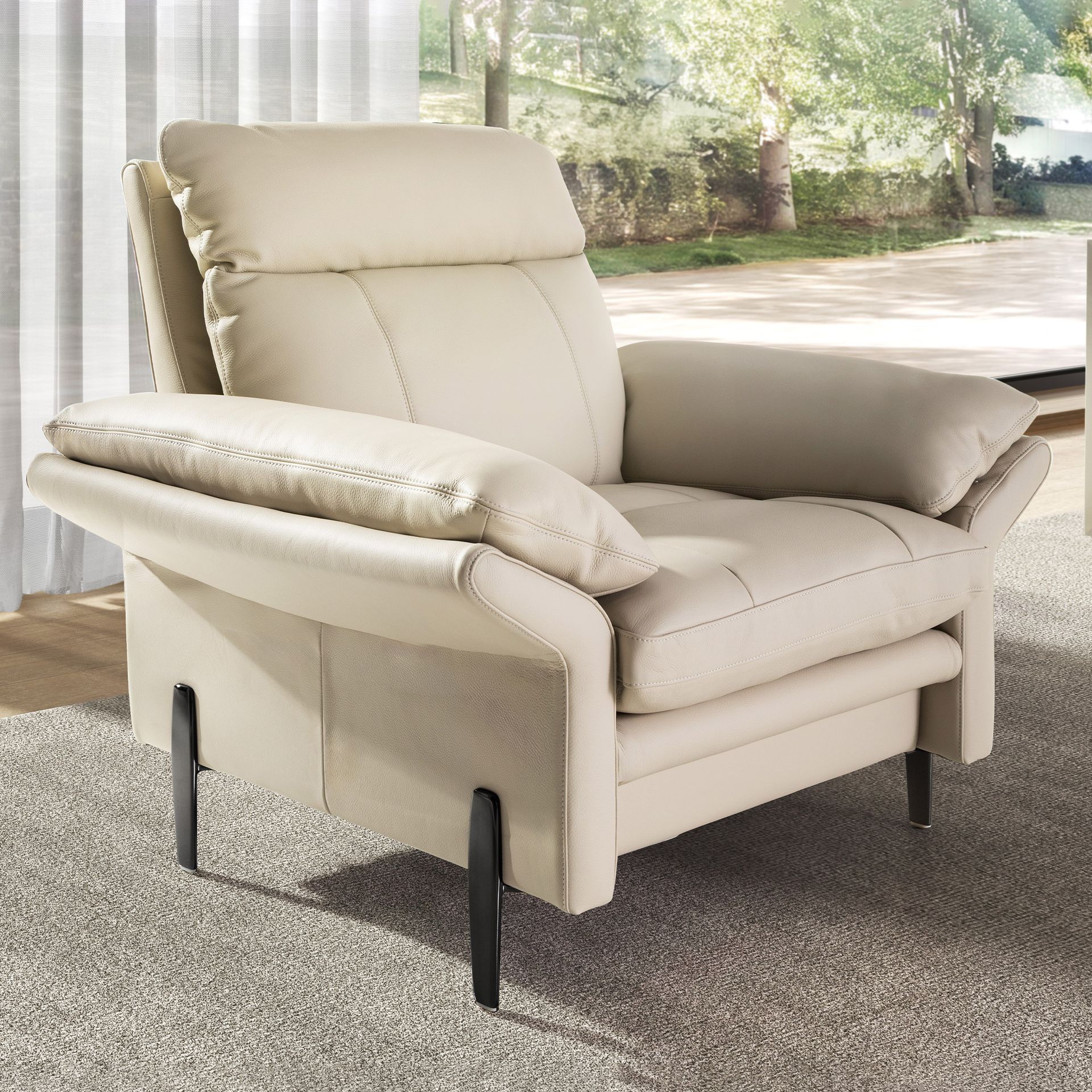 Fauteuil en cuir gris taupe – Angel Cerdá