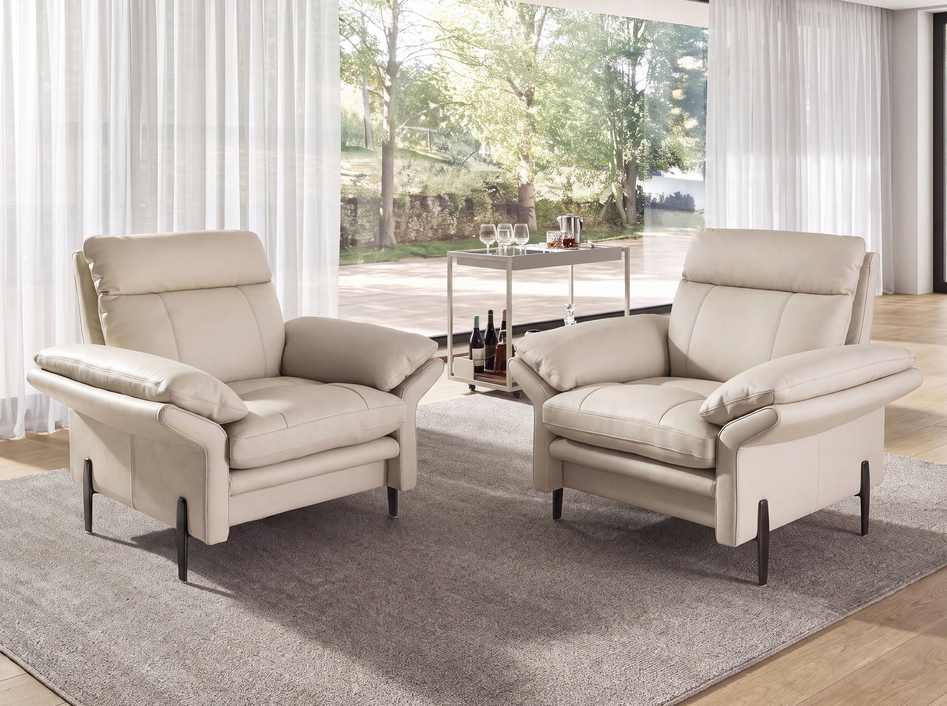 Fauteuil en cuir gris taupe – Angel Cerdá