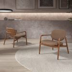 Fauteuil en similicuir taupe et noyer – Angel Cerdá