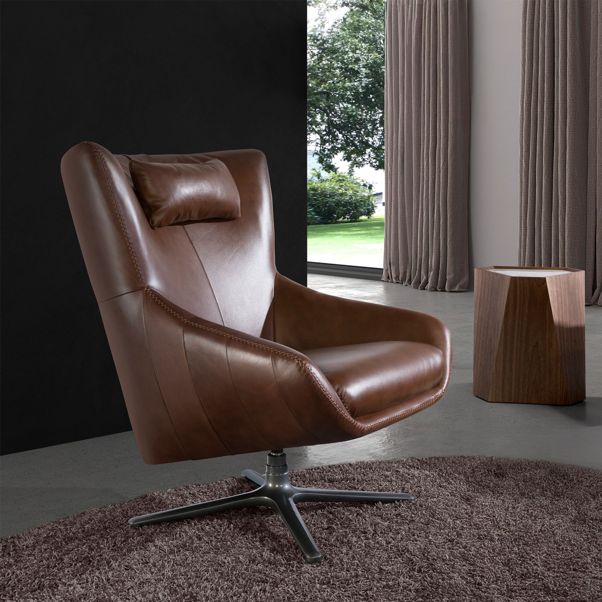 Fauteuil pivotant en cuir brun cognac – Angel Cerdá