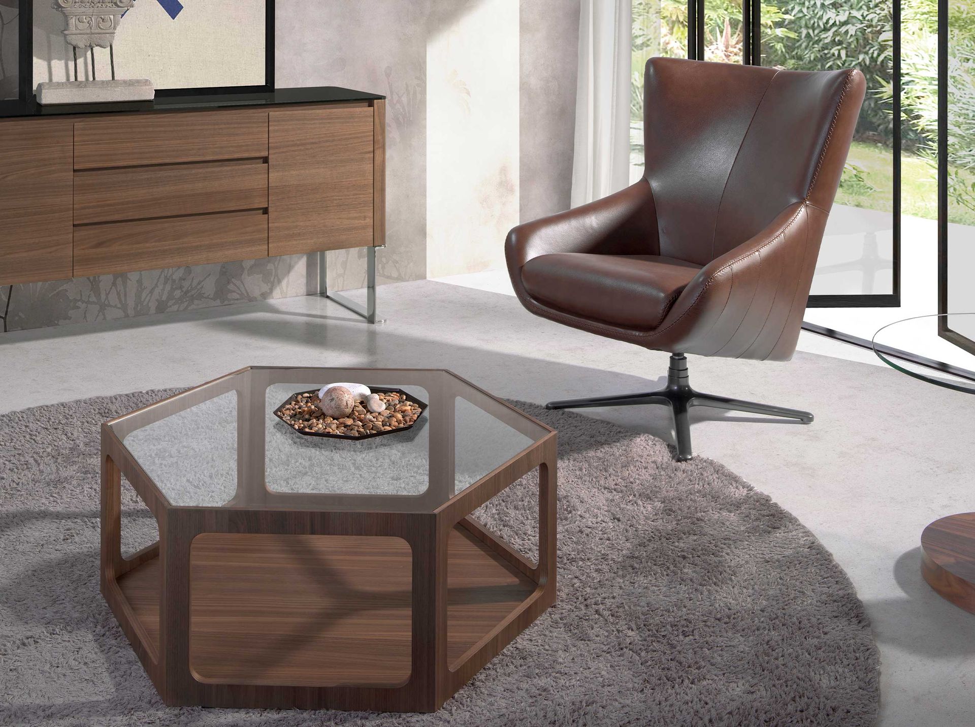 Fauteuil pivotant en cuir brun cognac – Angel Cerdá