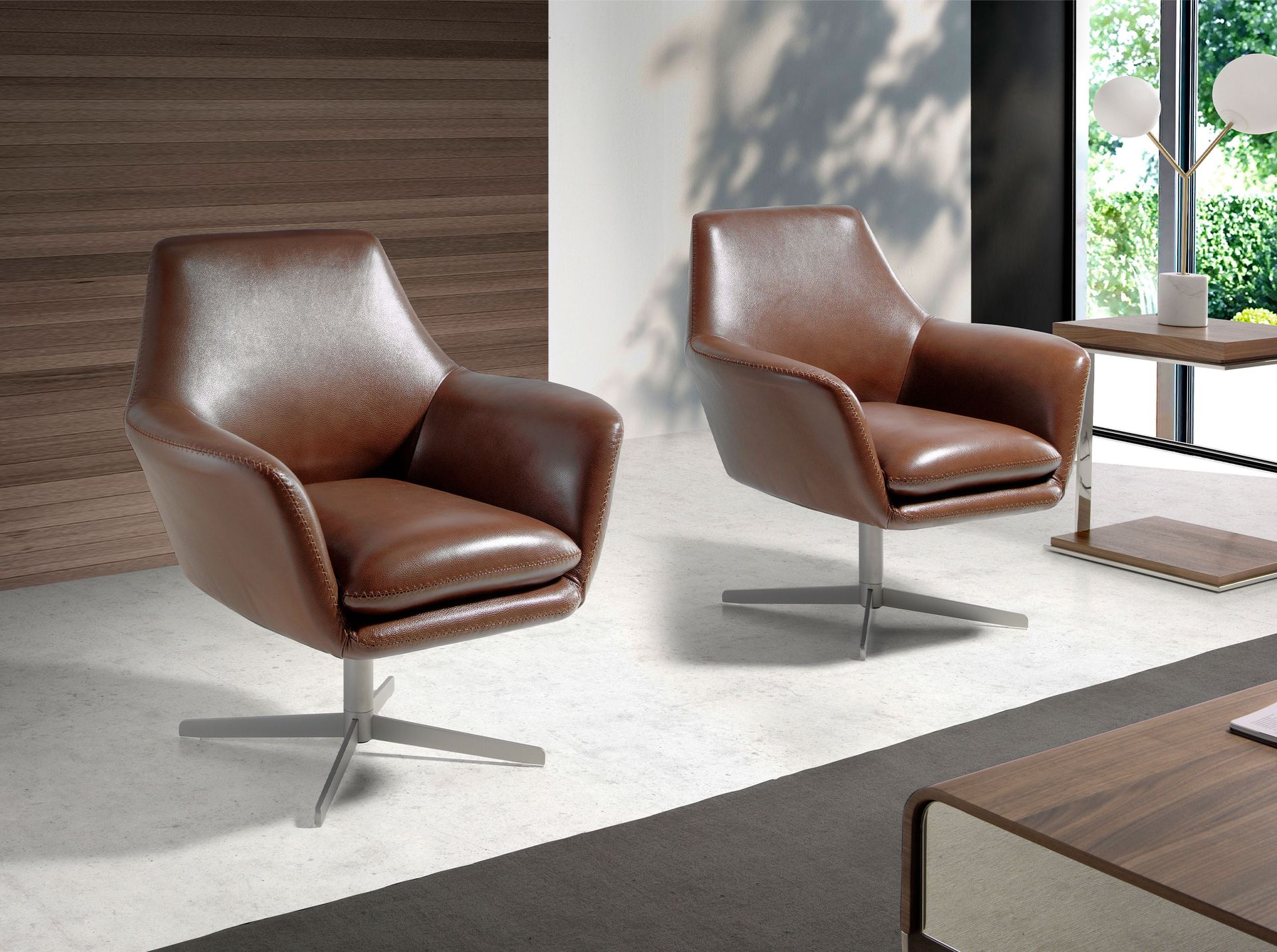 Fauteuil pivotant en cuir brun cognac – Angel Cerdá