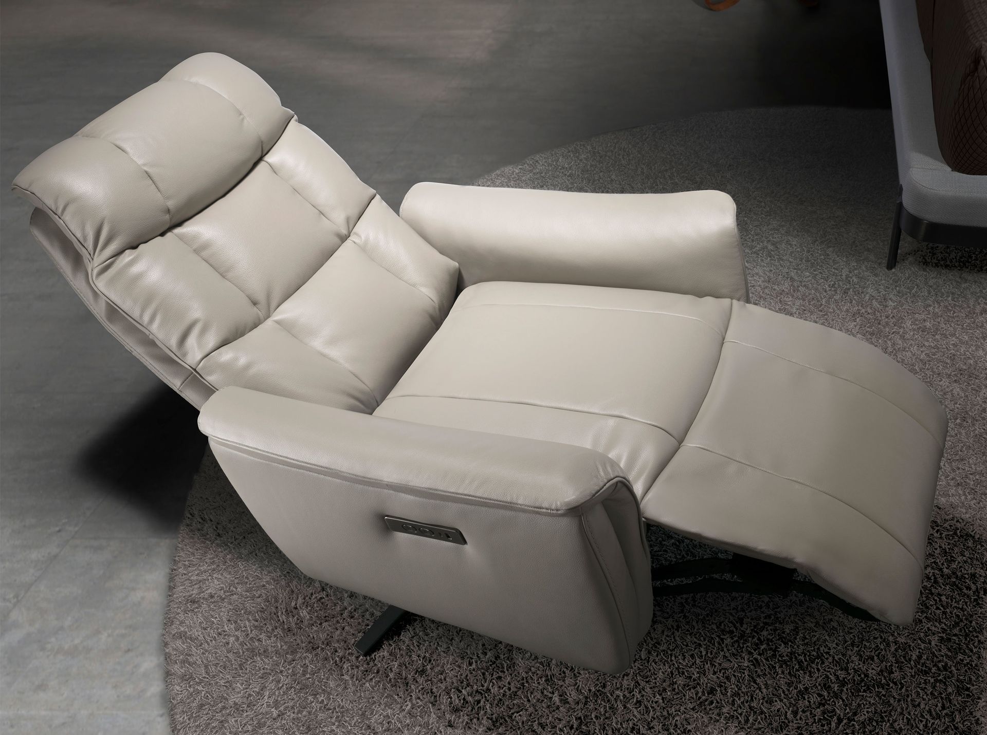 Fauteuil pivotant en cuir gris – Angel Cerdá