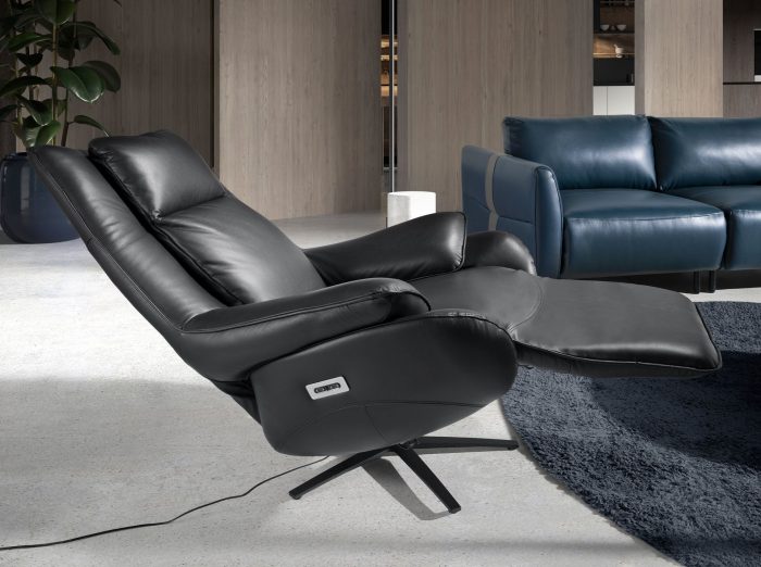 Fauteuil pivotant en cuir noir – Angel Cerdá