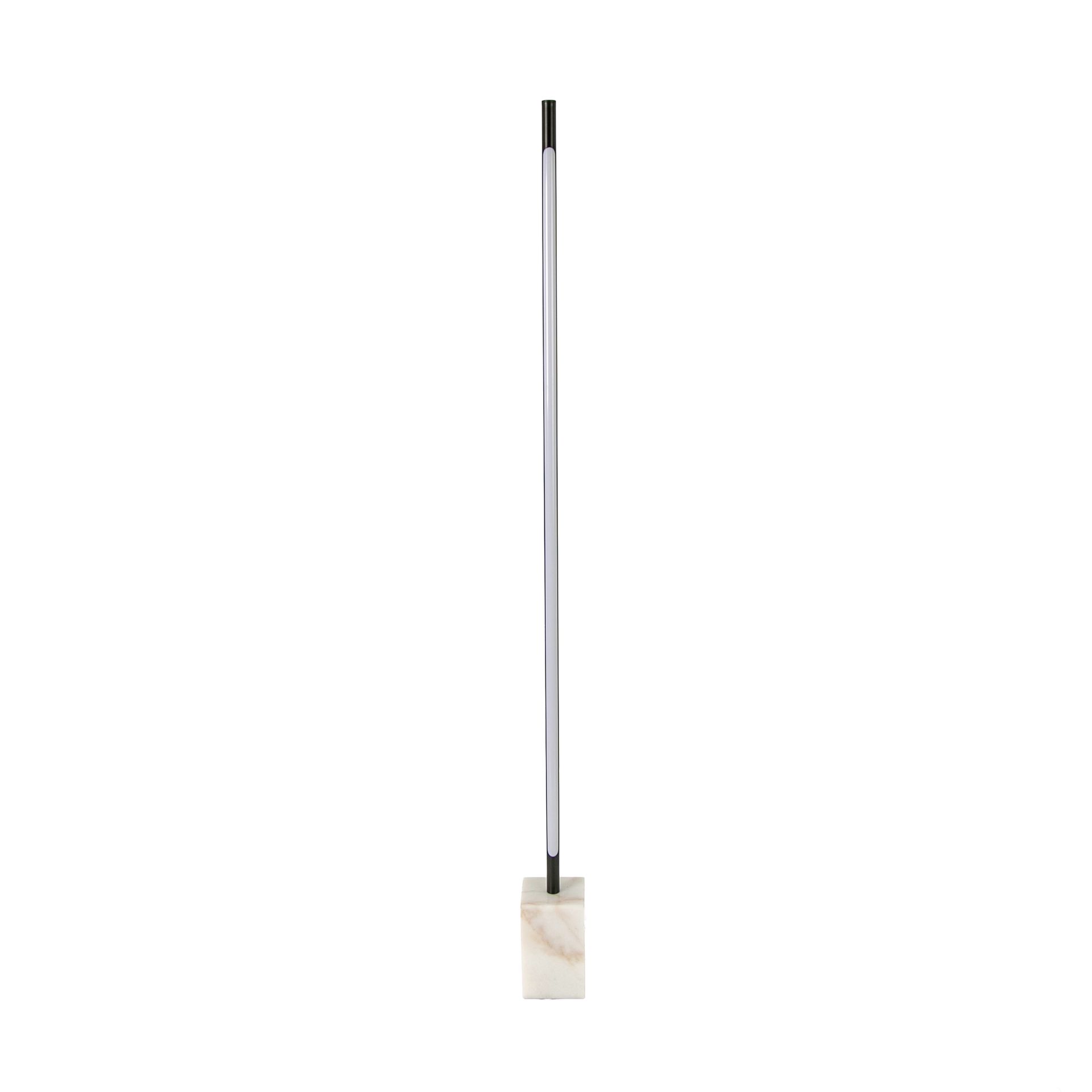 Lampadaire en acier noir avec base en marbre céramique – réf. 8101 – Angel Cerdá