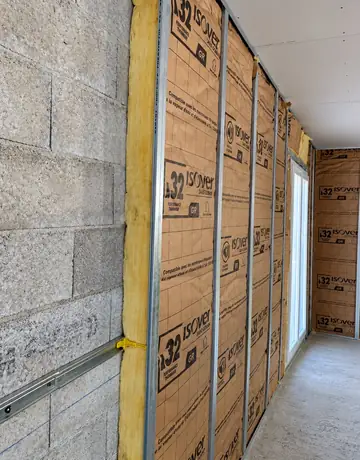 Isolation de mur en laine minérale et ossature métallique dans une maison en rénovation