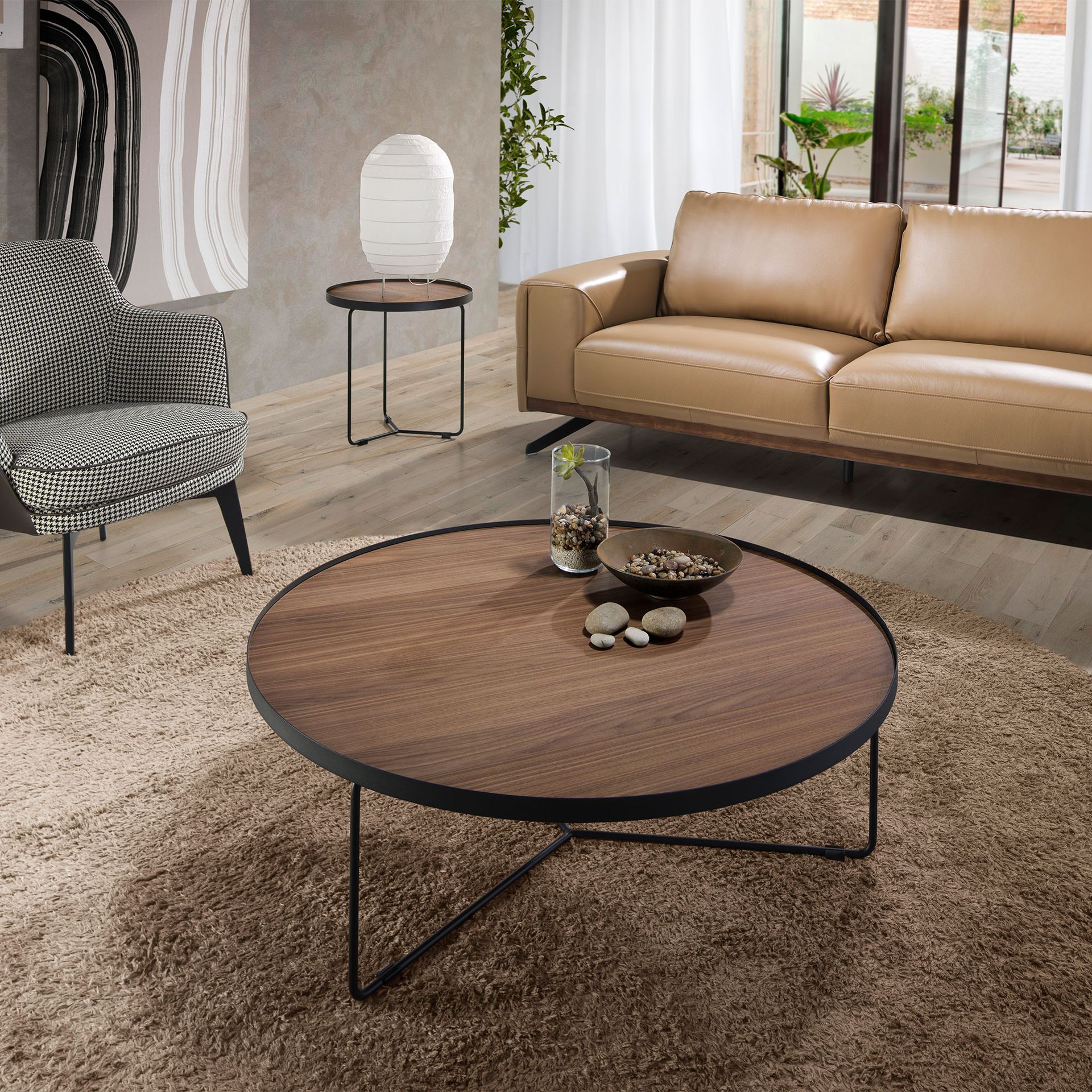 Table basse ronde en noyer et acier noir – Angel Cerdá