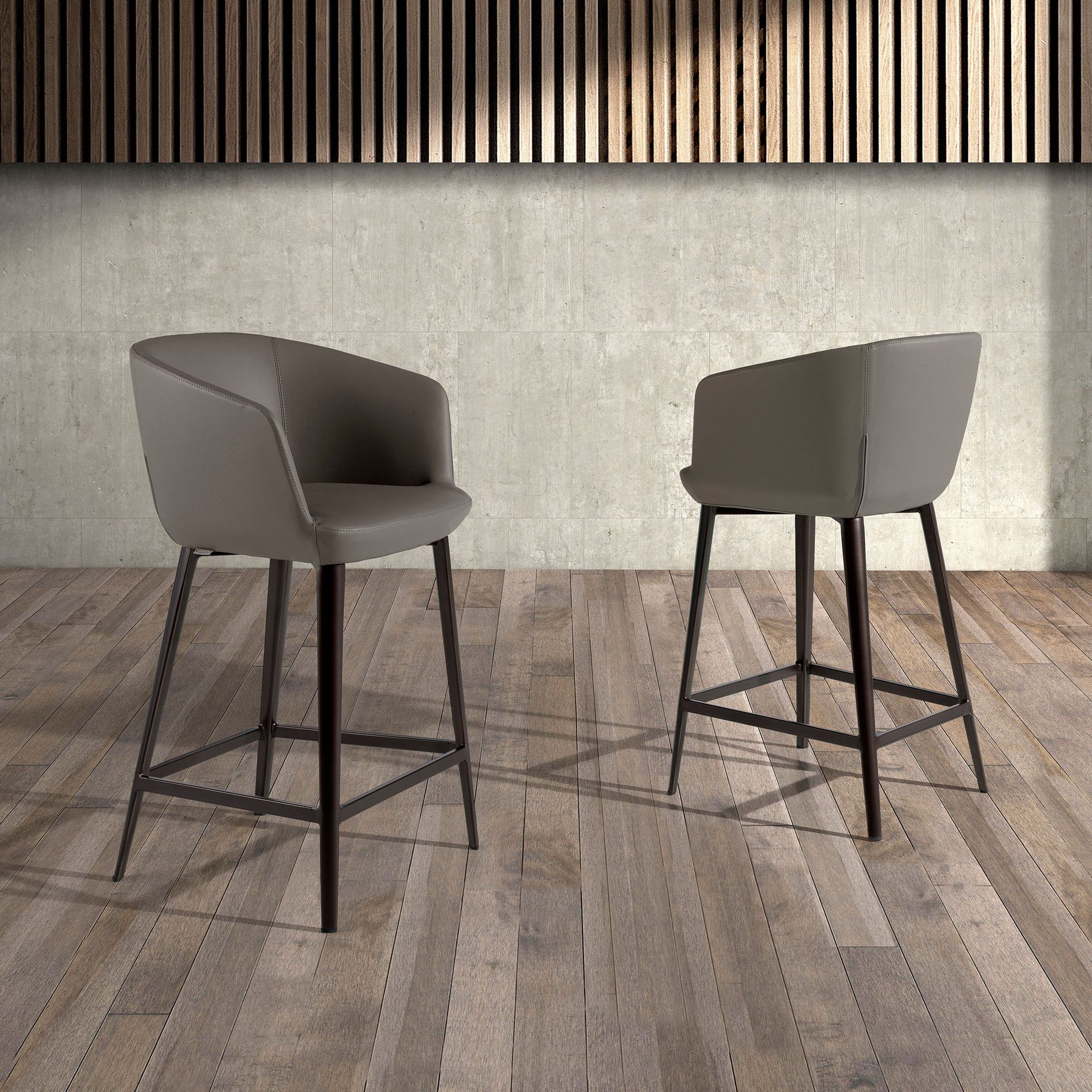 Tabouret en similicuir gris – Angel Cerdá