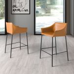 Tabouret en similicuir marron – Angel Cerdá